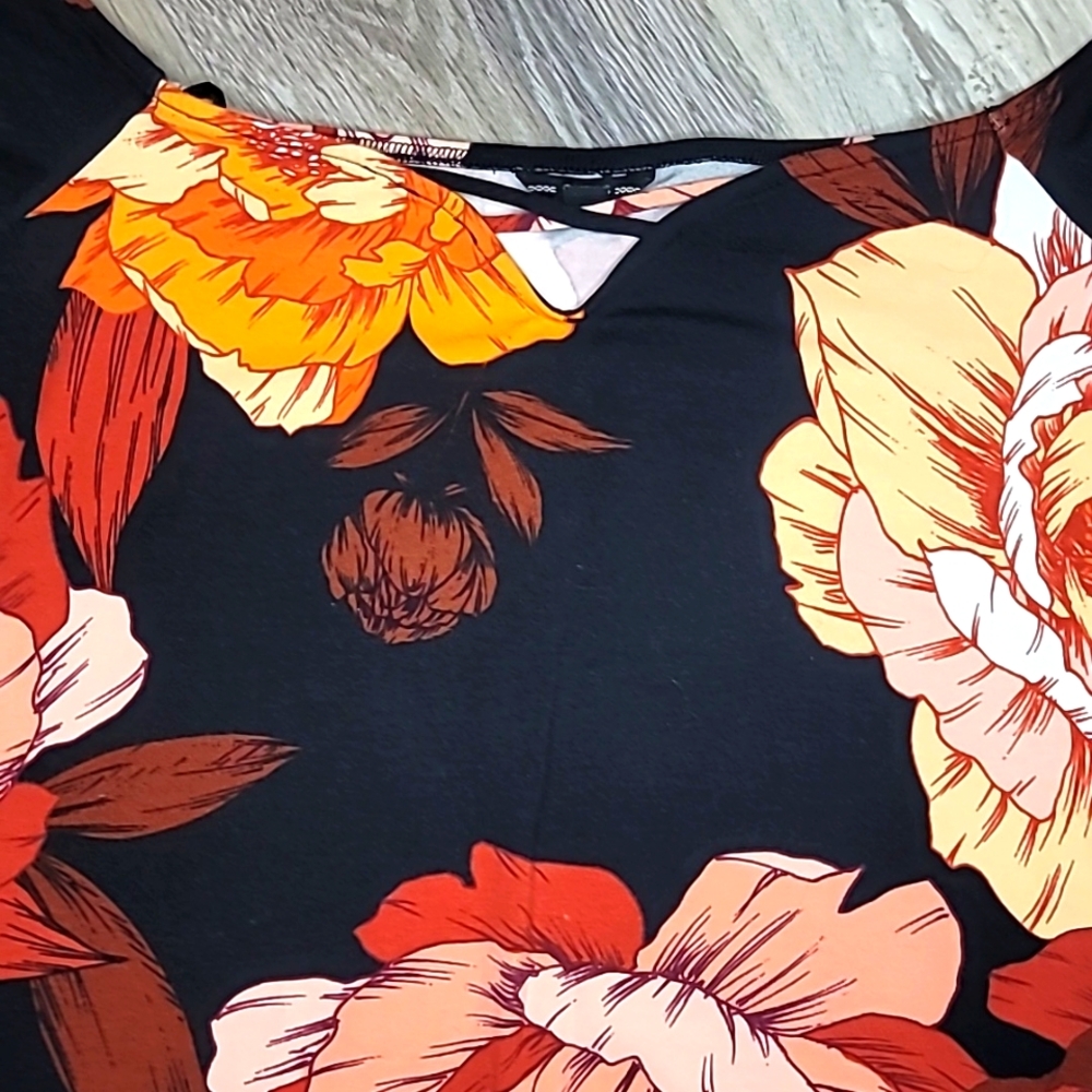 GUESS Off Shoulder Top - Picture 3 of 5